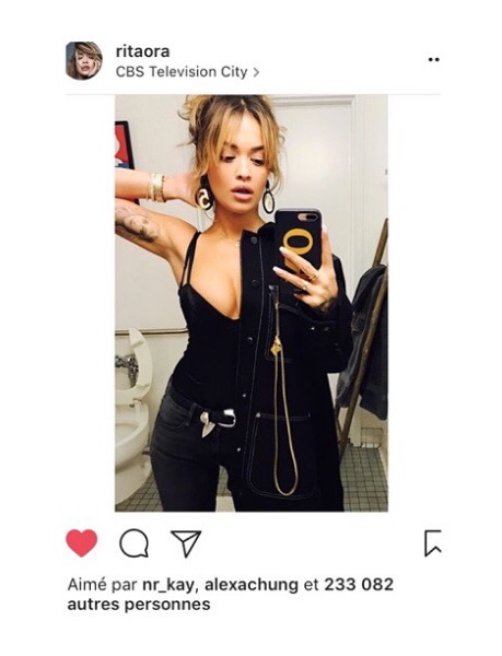 Rita Ora porte les boucles d'oreilles Marion Godart